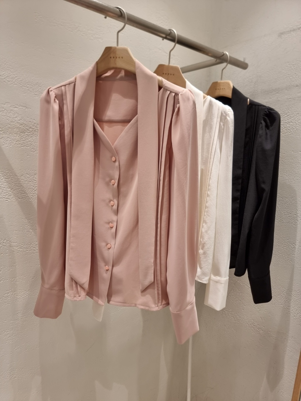 ボタンVネックピンタック長袖スカーフネックブラウス | 詳細画像18