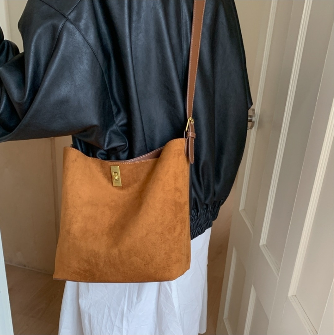 スエード調ベーシックショルダーバッグ | 詳細画像3