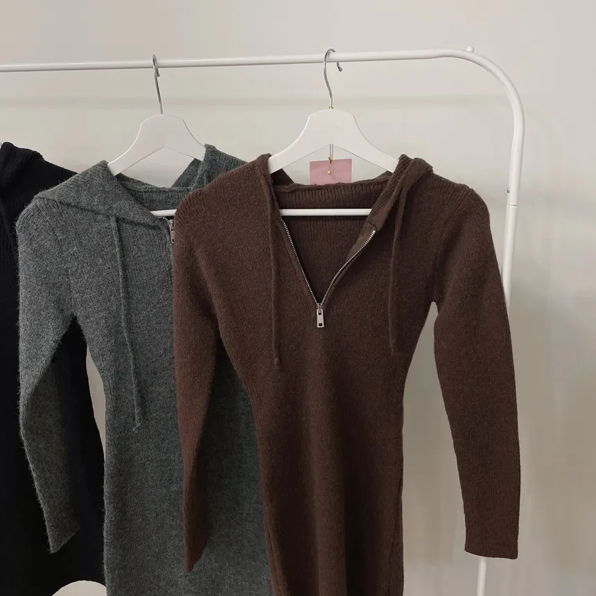 リブフードミニジップアップスリムワンピース | mirangmirang | 詳細画像25