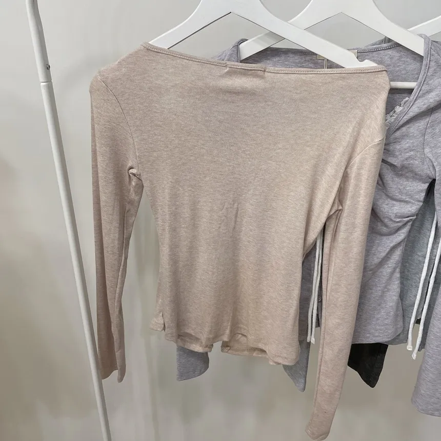 Uネックレイヤード風シャーリングボタンリボンTシャツ | mirangmirang | 詳細画像23