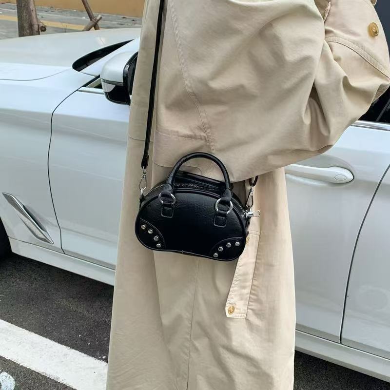 レザー調ジップアップスタッズショルダーバッグトートバッグ | 詳細画像3