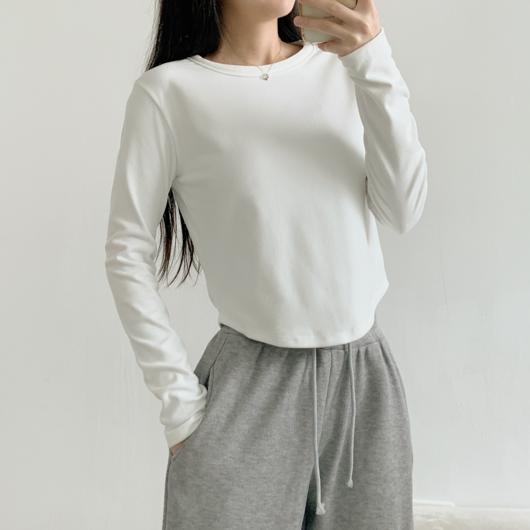 ラウンドネックベーシック長袖セミクロップド無地カラーTシャツ | 詳細画像10