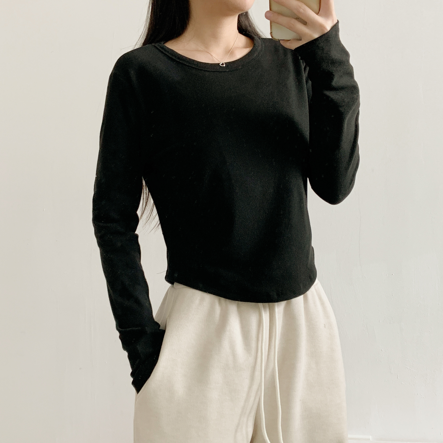 ラウンドネックベーシック長袖セミクロップド無地カラーTシャツ | 詳細画像16