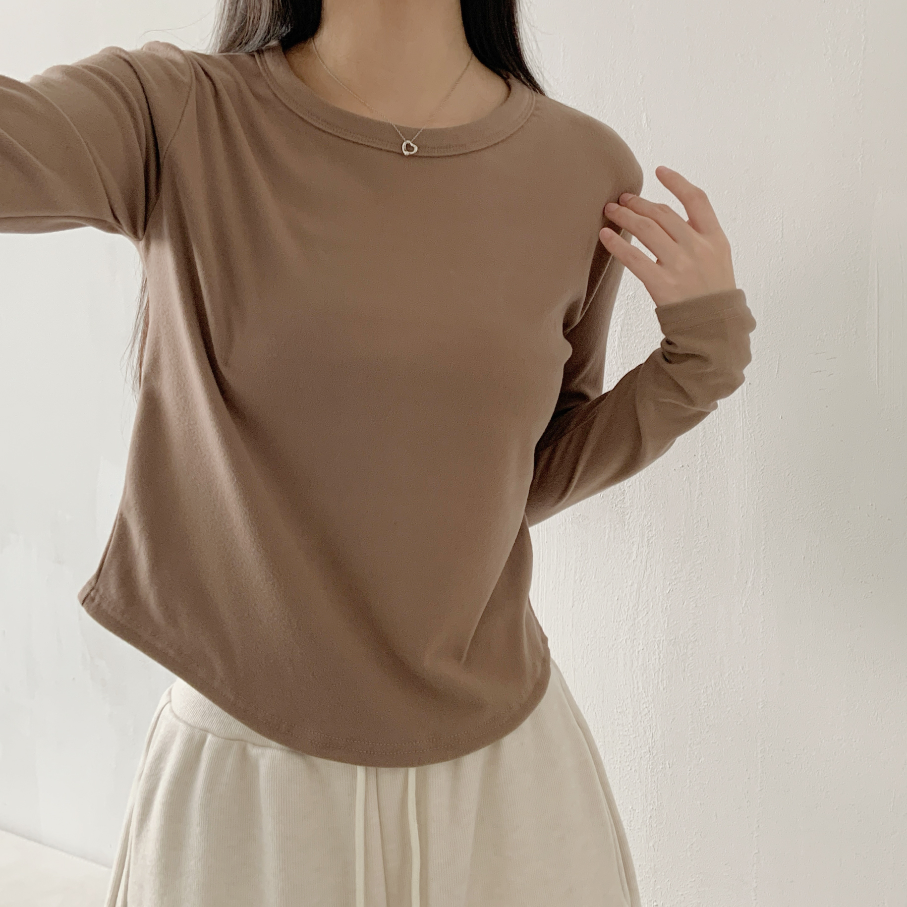 ラウンドネックベーシック長袖セミクロップド無地カラーTシャツ | 詳細画像6