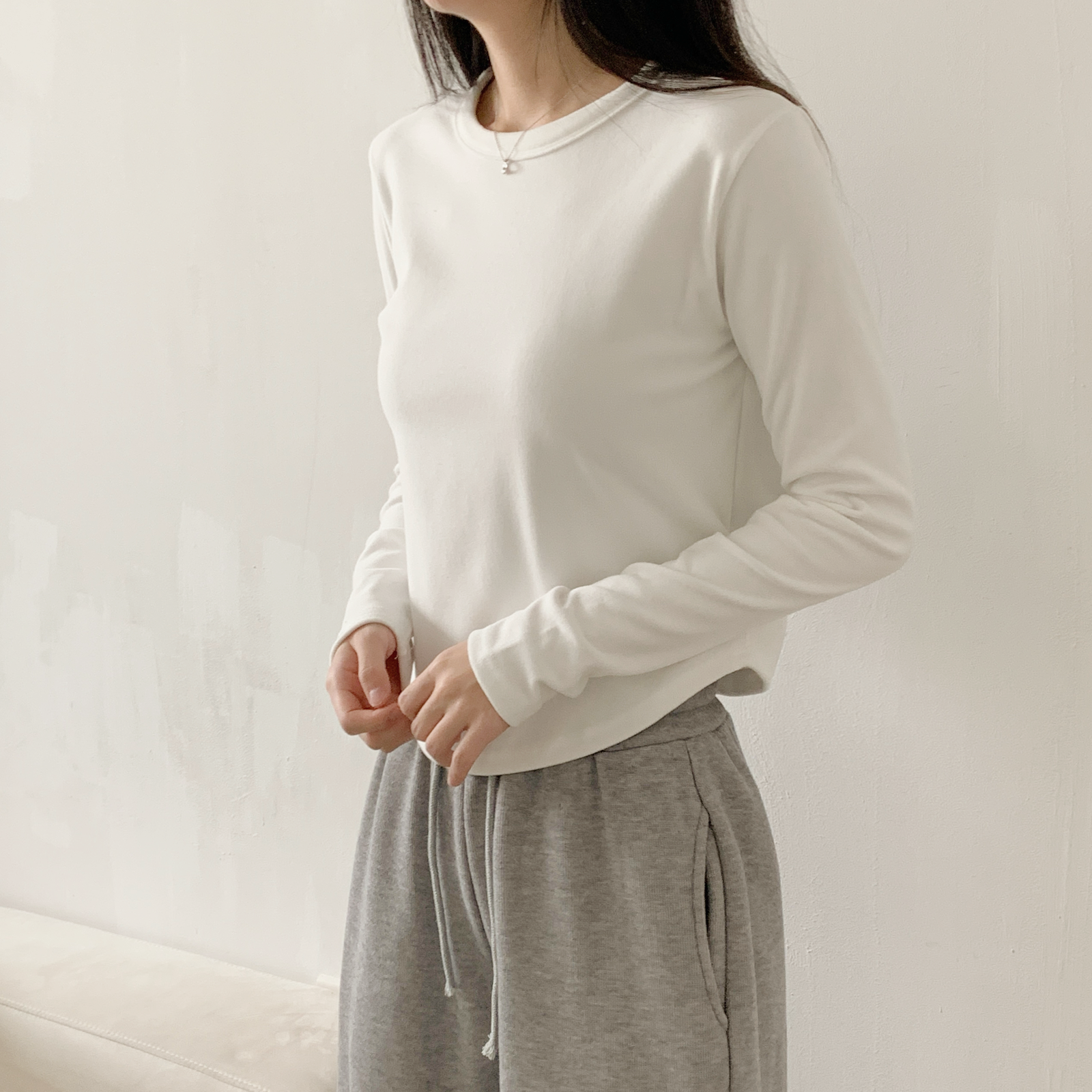 ラウンドネックベーシック長袖セミクロップド無地カラーTシャツ | 詳細画像11