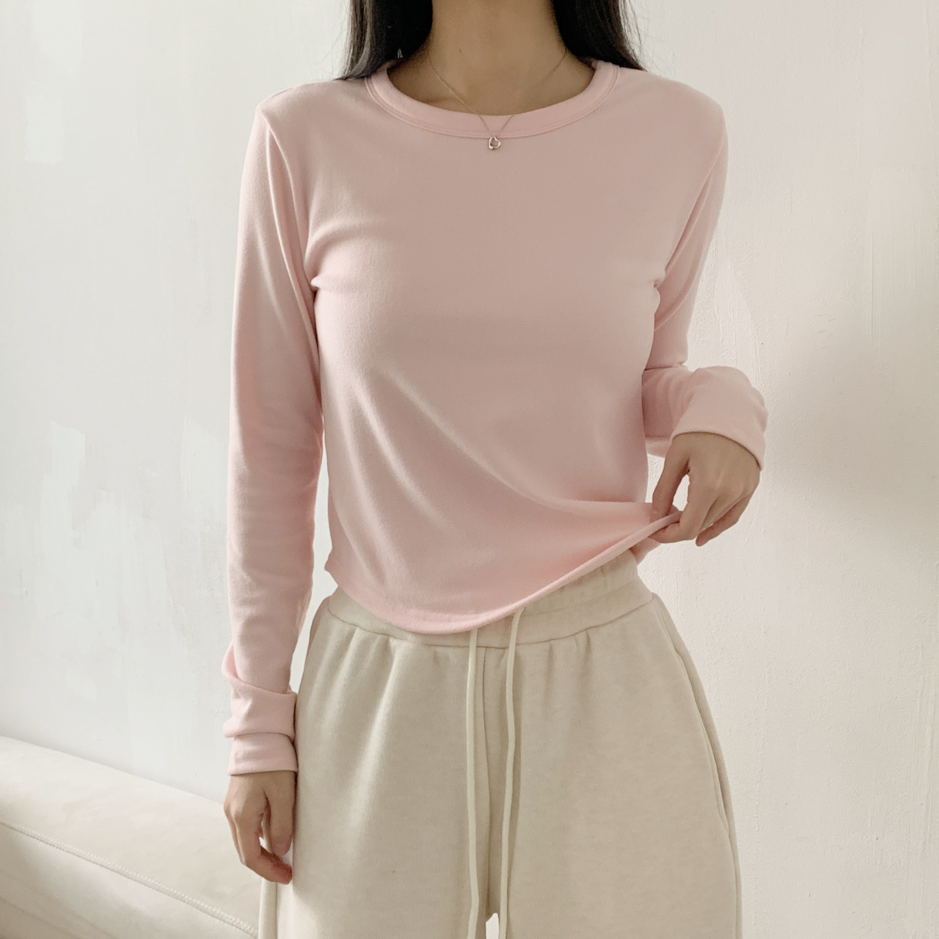 ラウンドネックベーシック長袖セミクロップド無地カラーTシャツ | 詳細画像13