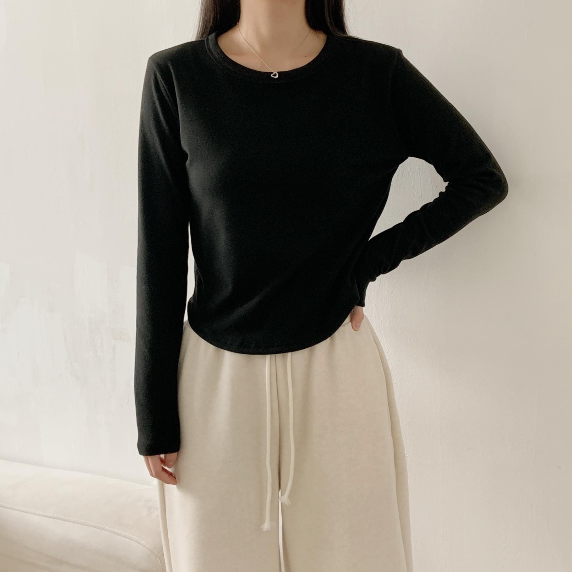 ラウンドネックベーシック長袖セミクロップド無地カラーTシャツ | 詳細画像19