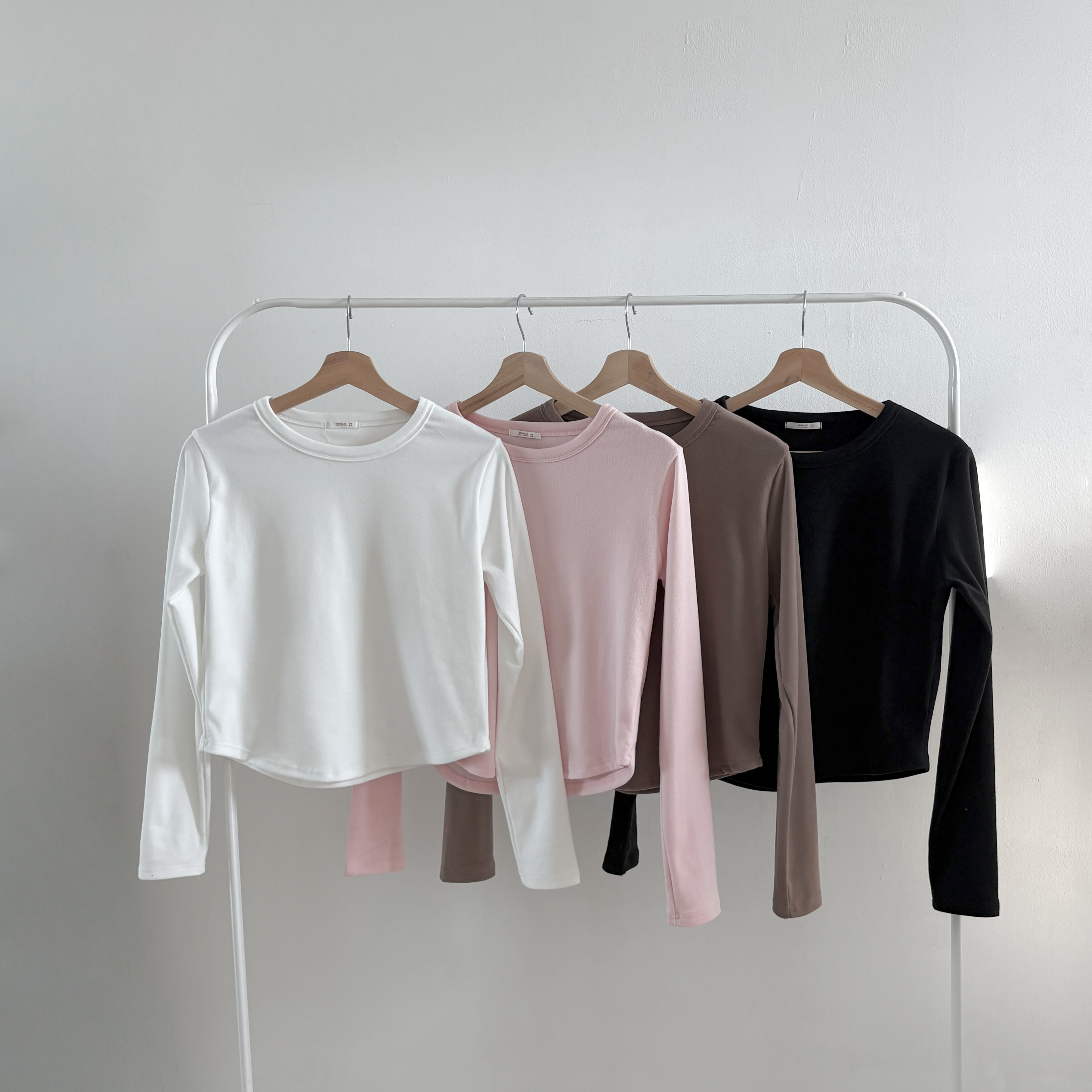 ラウンドネックベーシック長袖セミクロップド無地カラーTシャツ | 詳細画像3