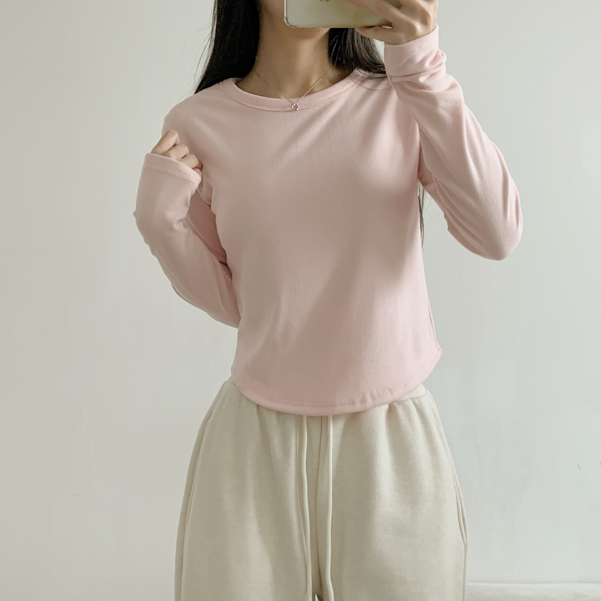 ラウンドネックベーシック長袖セミクロップド無地カラーTシャツ | 詳細画像15