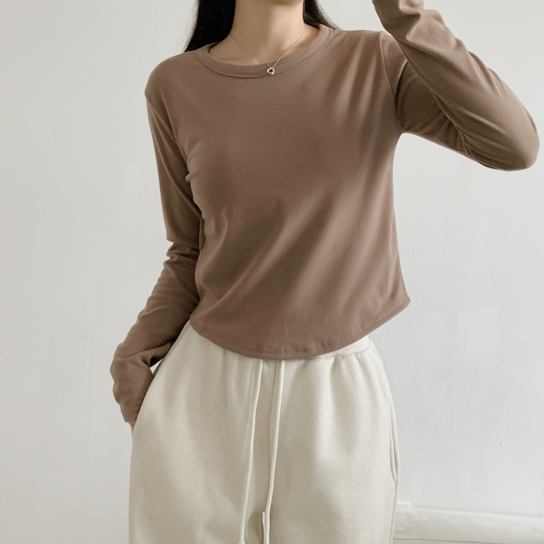 ラウンドネックベーシック長袖セミクロップド無地カラーTシャツ | 詳細画像2