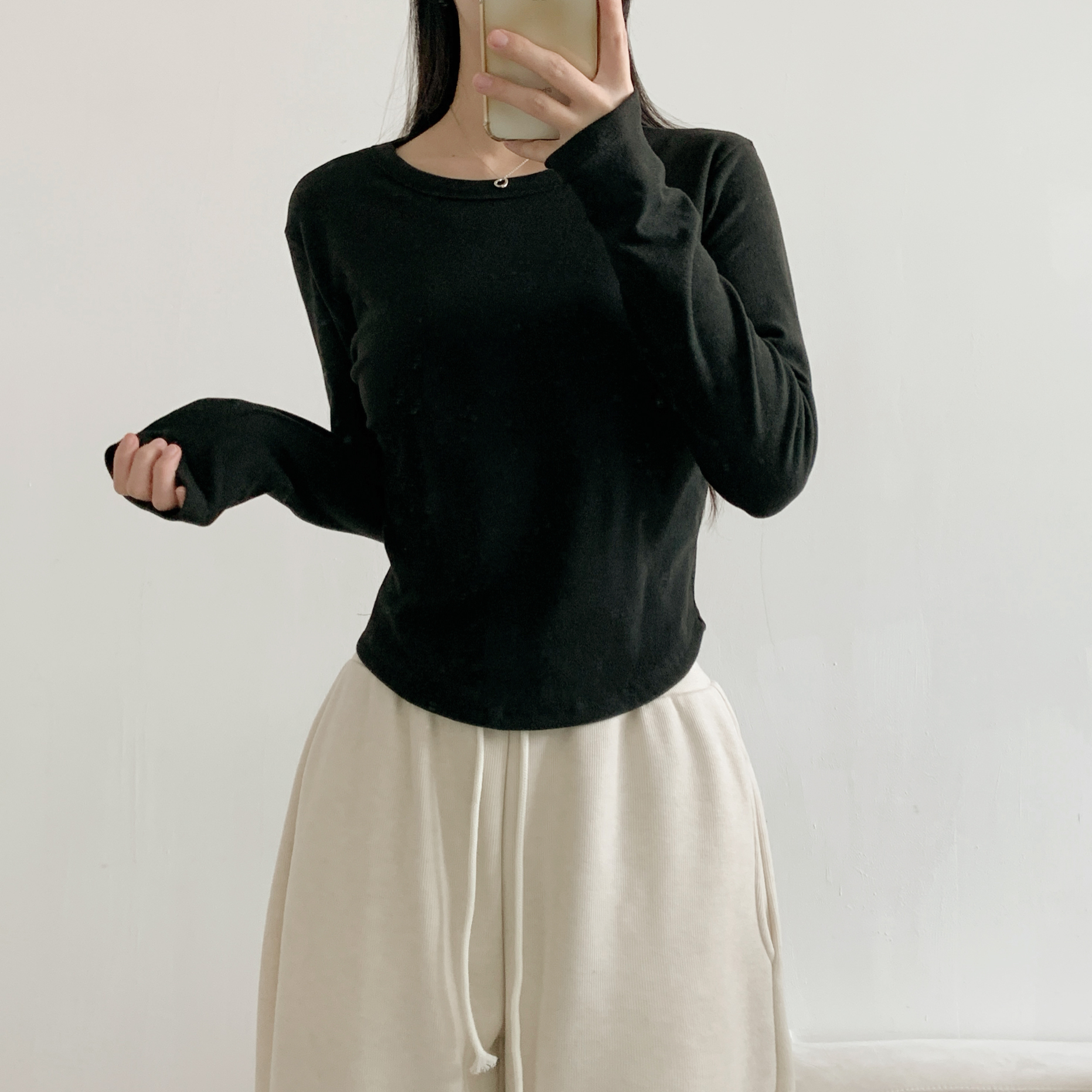 ラウンドネックベーシック長袖セミクロップド無地カラーTシャツ | 詳細画像18