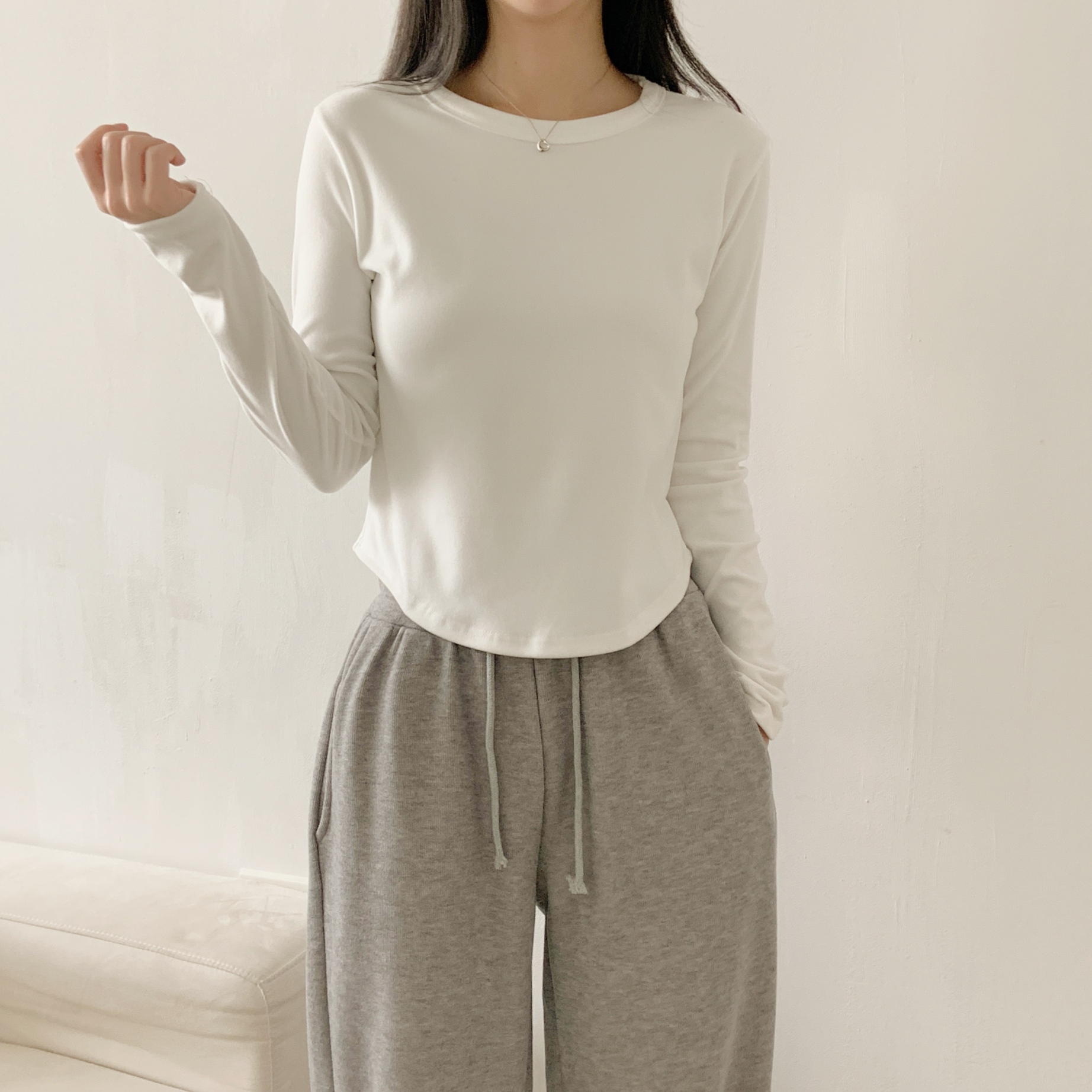 ラウンドネックベーシック長袖セミクロップド無地カラーTシャツ | 詳細画像9