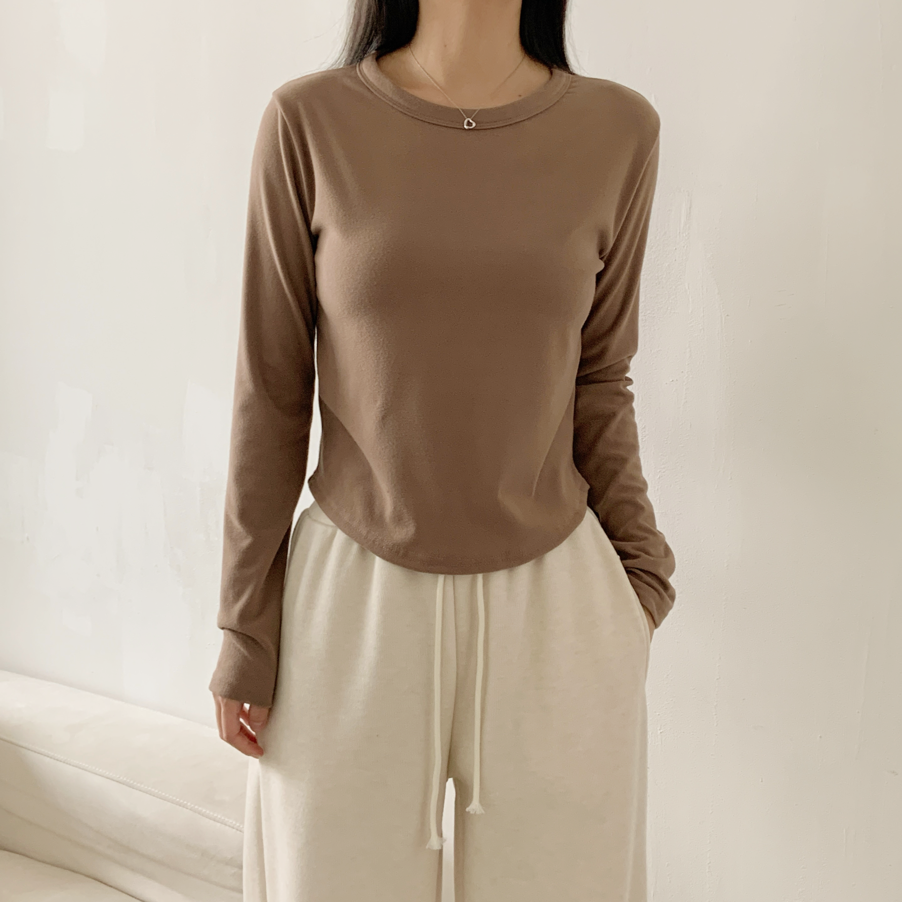 ラウンドネックベーシック長袖セミクロップド無地カラーTシャツ | 詳細画像5