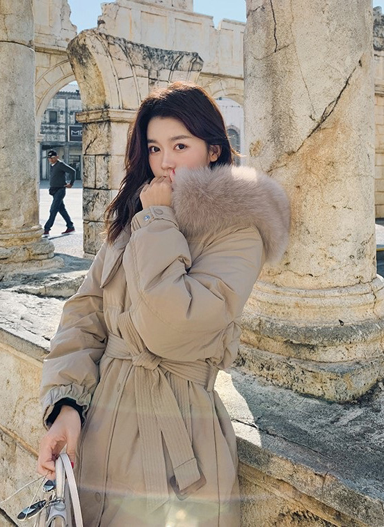 新品 umbro ロングパーカーダックダウンジャケットXSサイズ ベージュ ダックダウンフードロングダウンジャケットベルト付 | レディース