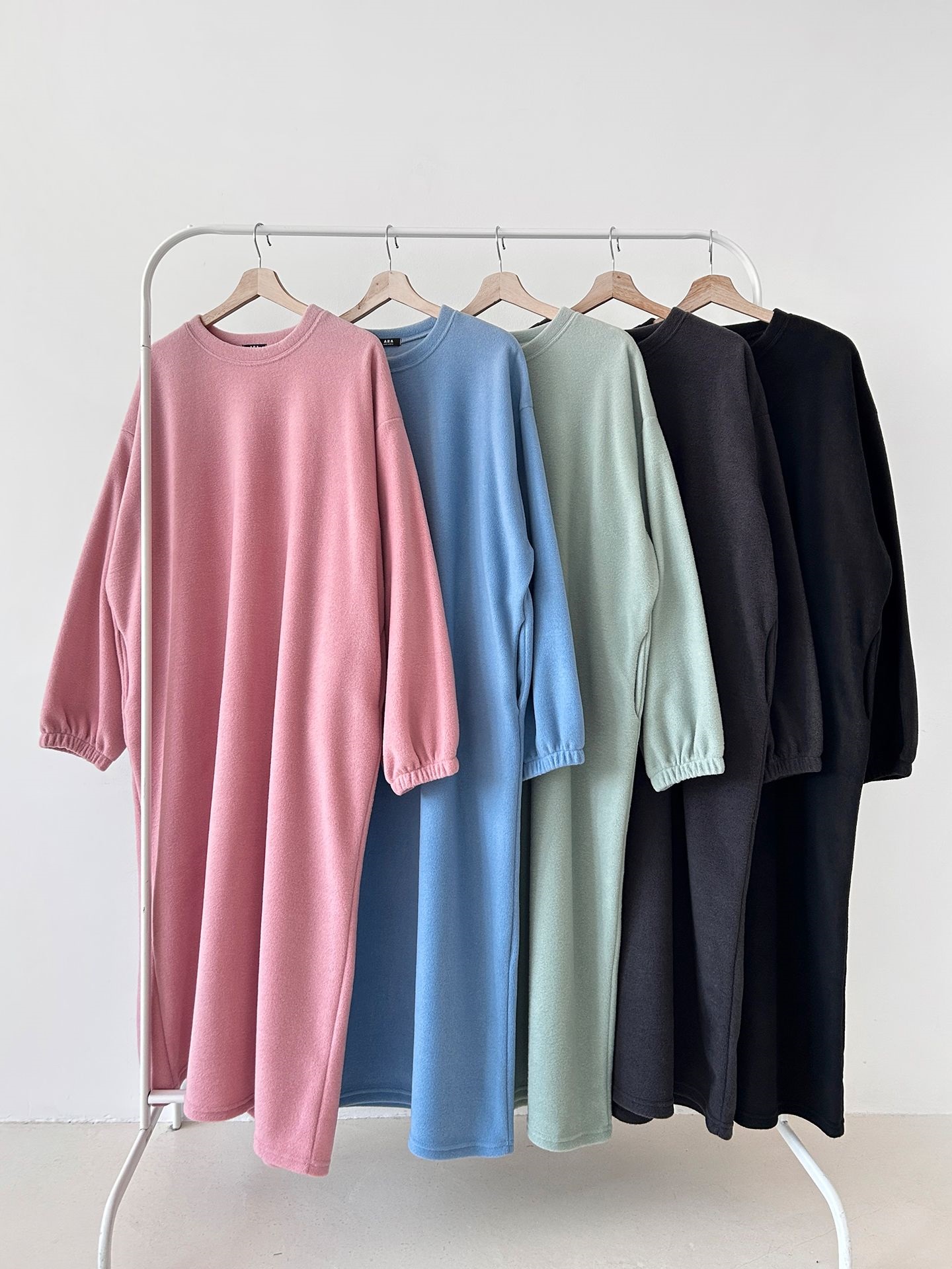 フリースラウンドネックボクシーロング無地カラーワンピース | 詳細画像2