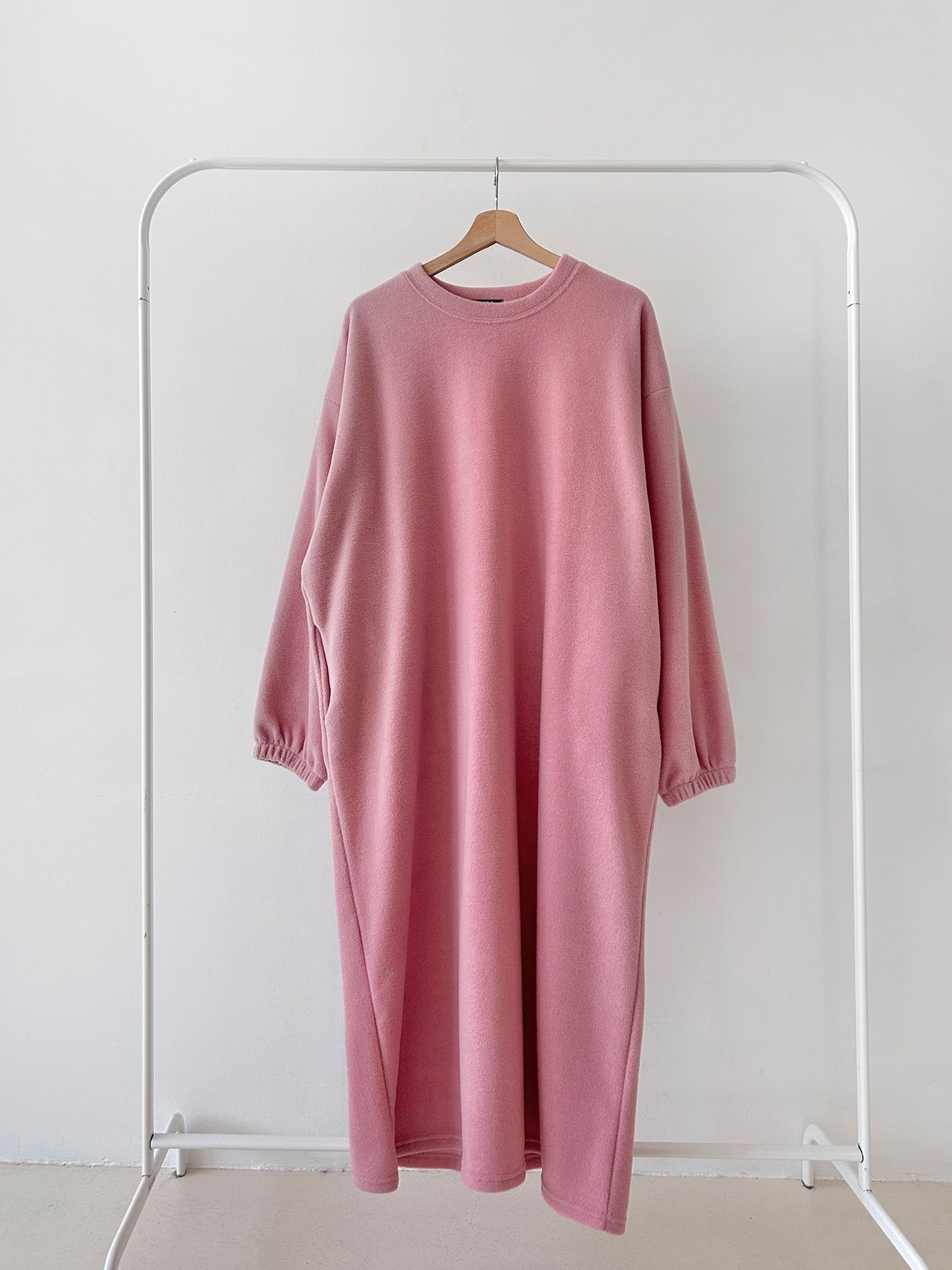 フリースラウンドネックボクシーロング無地カラーワンピース | 詳細画像45