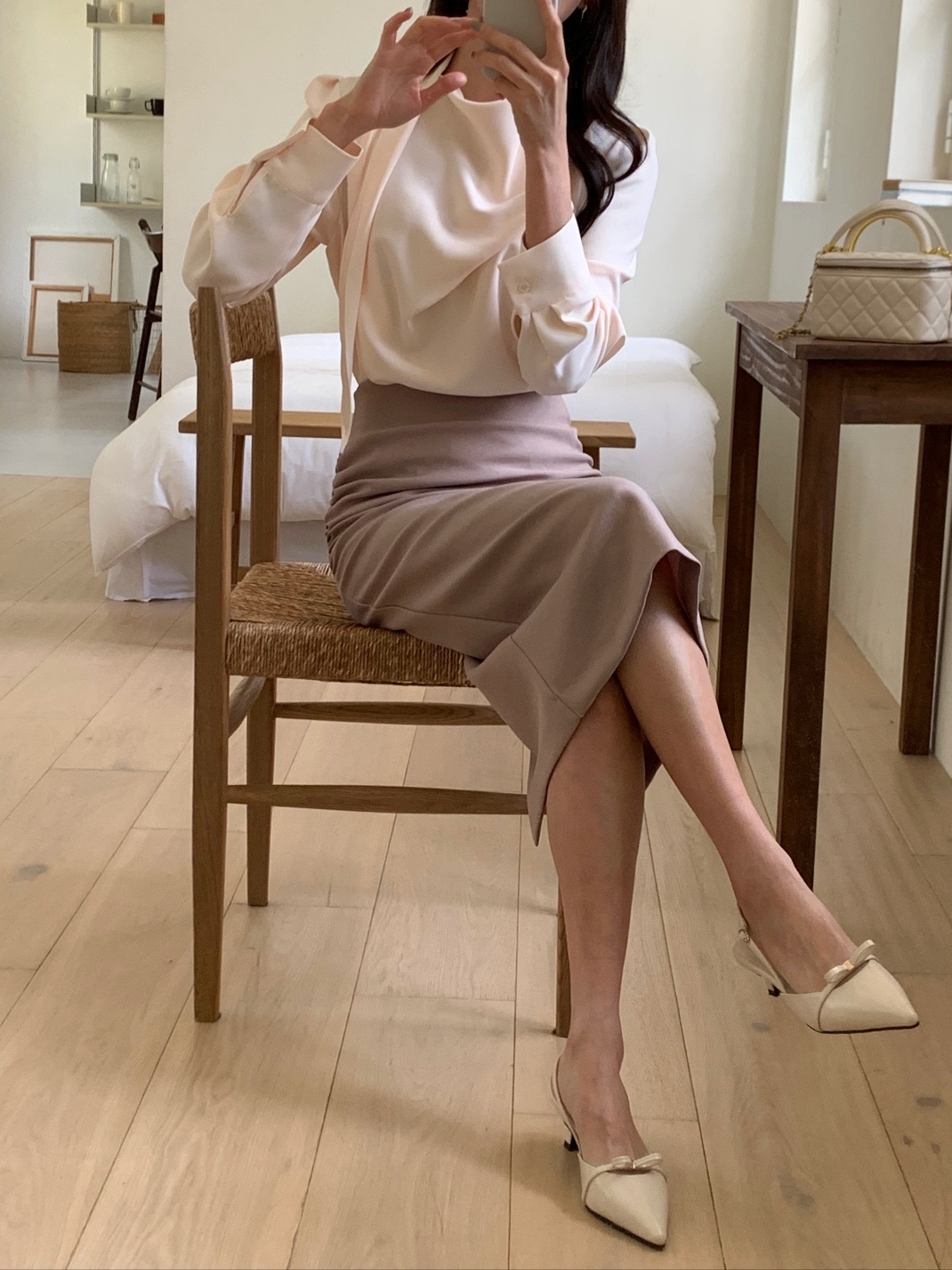 ソフトドレープパール調ボタン長袖ギャザースカーフネックブラウス | 詳細画像4