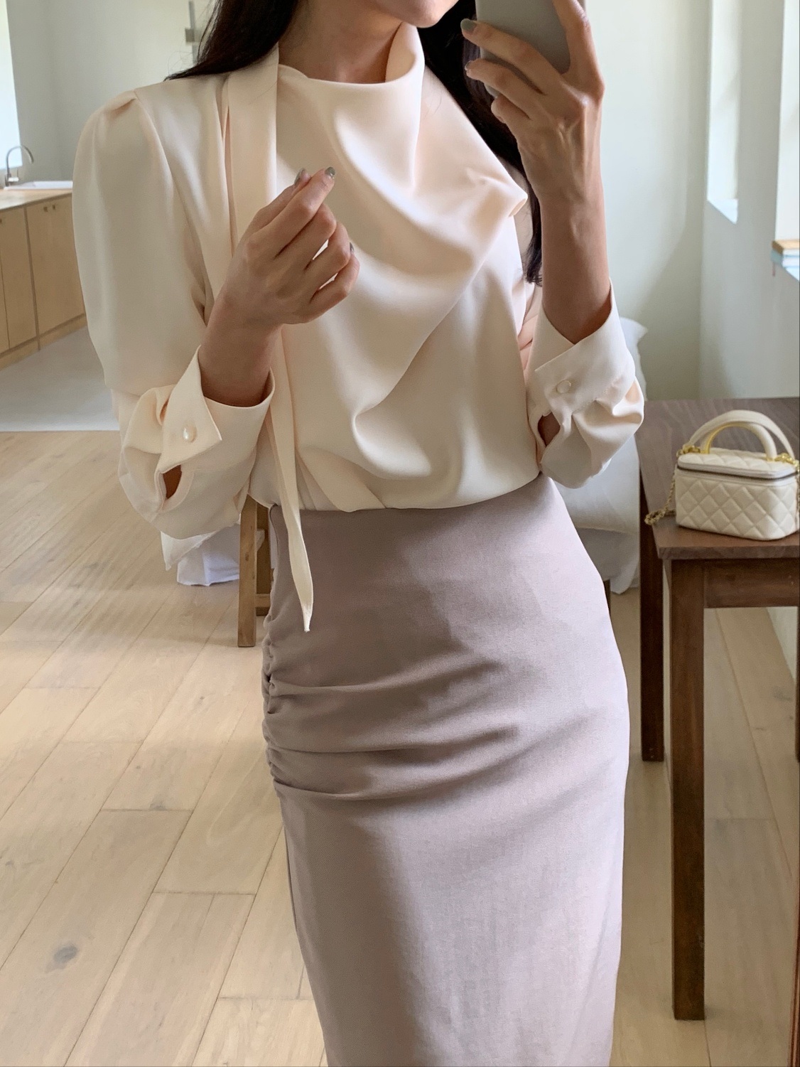 ソフトドレープパール調ボタン長袖ギャザースカーフネックブラウス | 詳細画像5