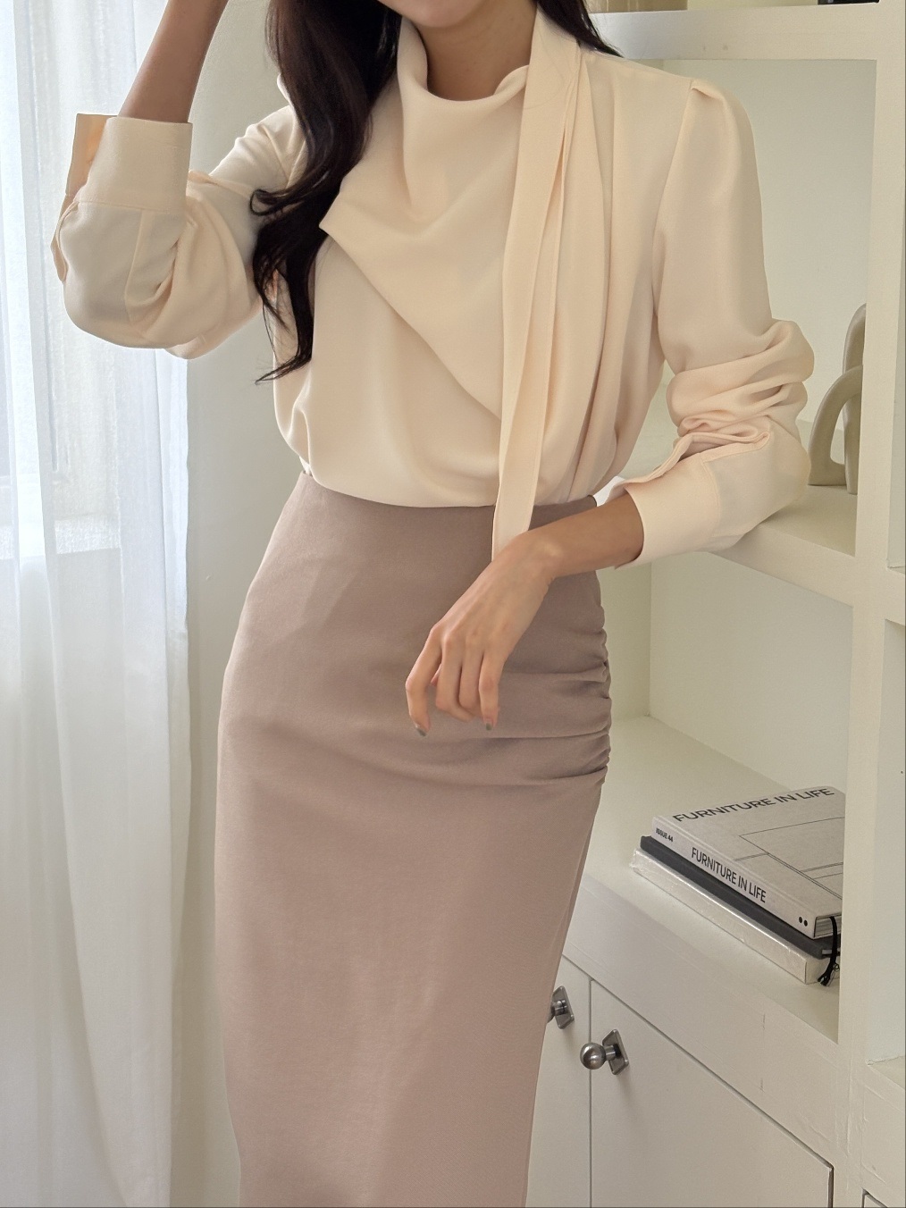 ソフトドレープパール調ボタン長袖ギャザースカーフネックブラウス | 詳細画像12