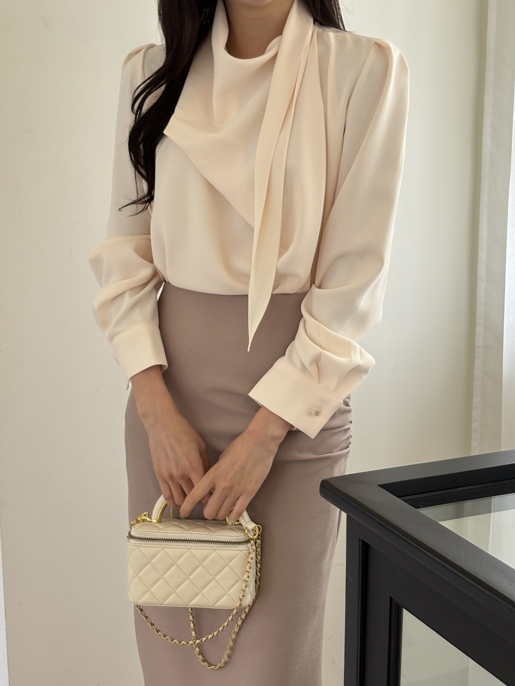 ソフトドレープパール調ボタン長袖ギャザースカーフネックブラウス | 詳細画像15