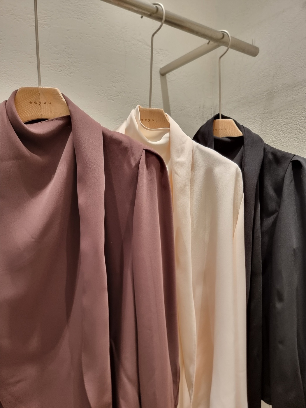 ソフトドレープパール調ボタン長袖ギャザースカーフネックブラウス | 詳細画像20