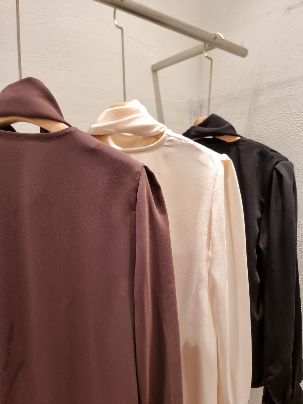 ソフトドレープパール調ボタン長袖ギャザースカーフネックブラウス | 詳細画像21