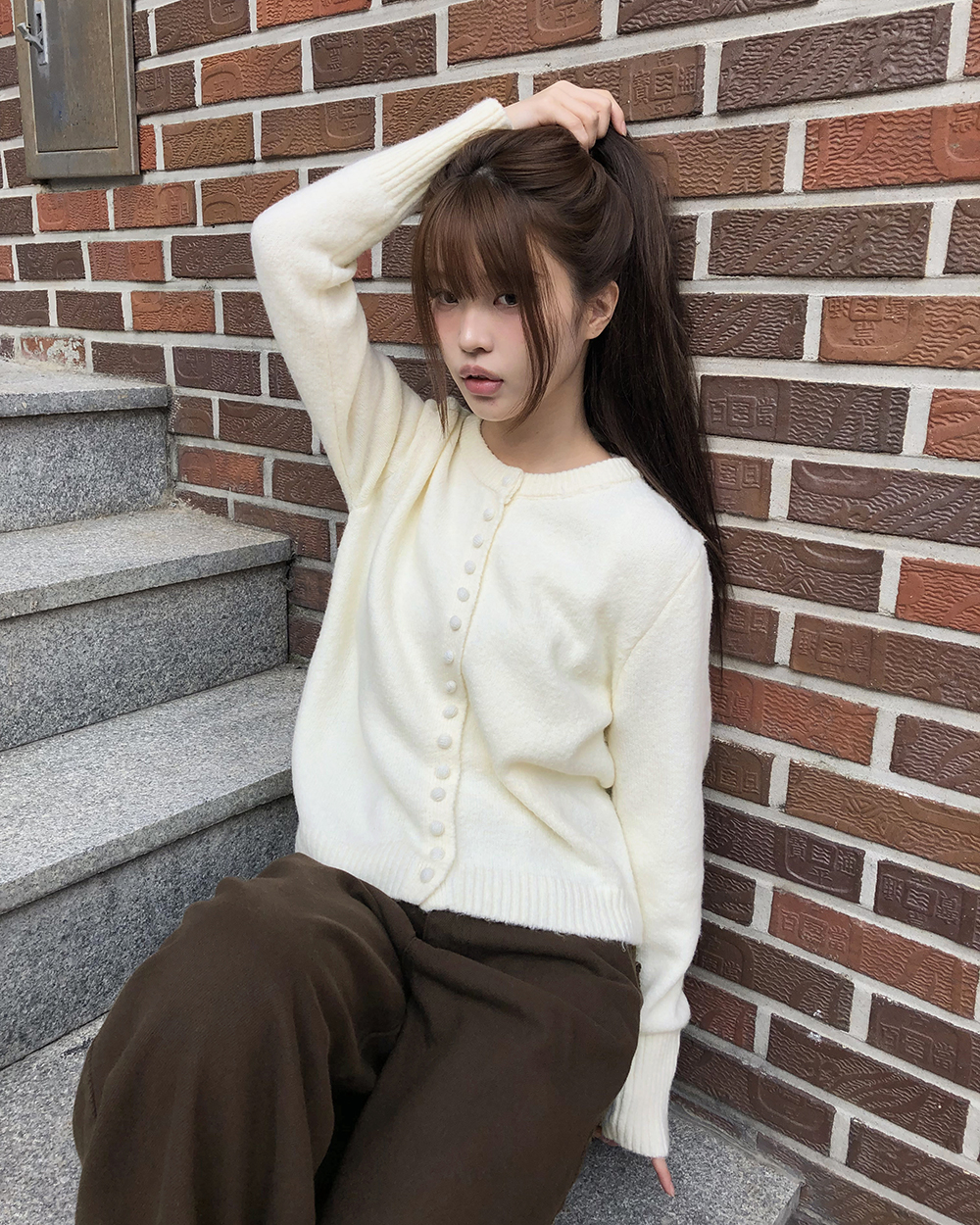 ラウンドネックベーシックくるみボタンカラーカーディガン