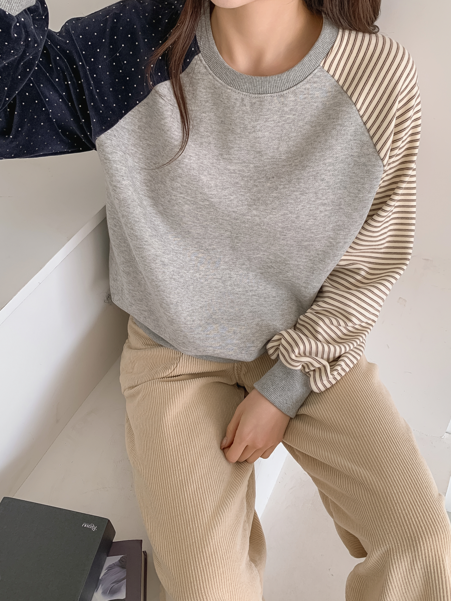 起毛裏地コンビラウンドネック長袖スウェット | 詳細画像11