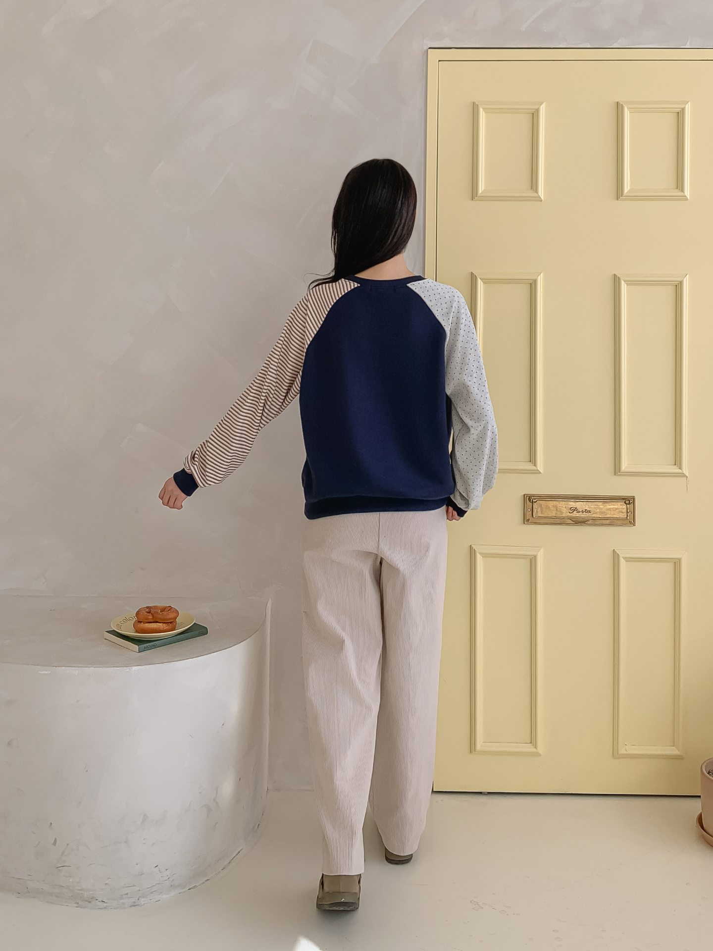 起毛裏地コンビラウンドネック長袖スウェット | 詳細画像24