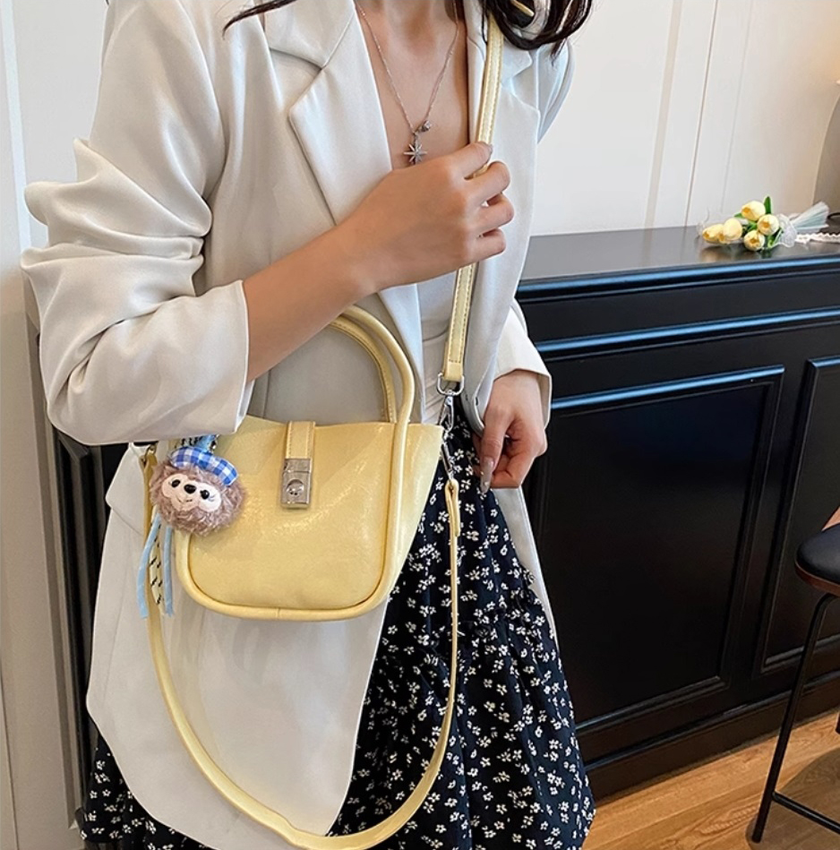 レザー調カラーショルダーバッグ | 詳細画像4