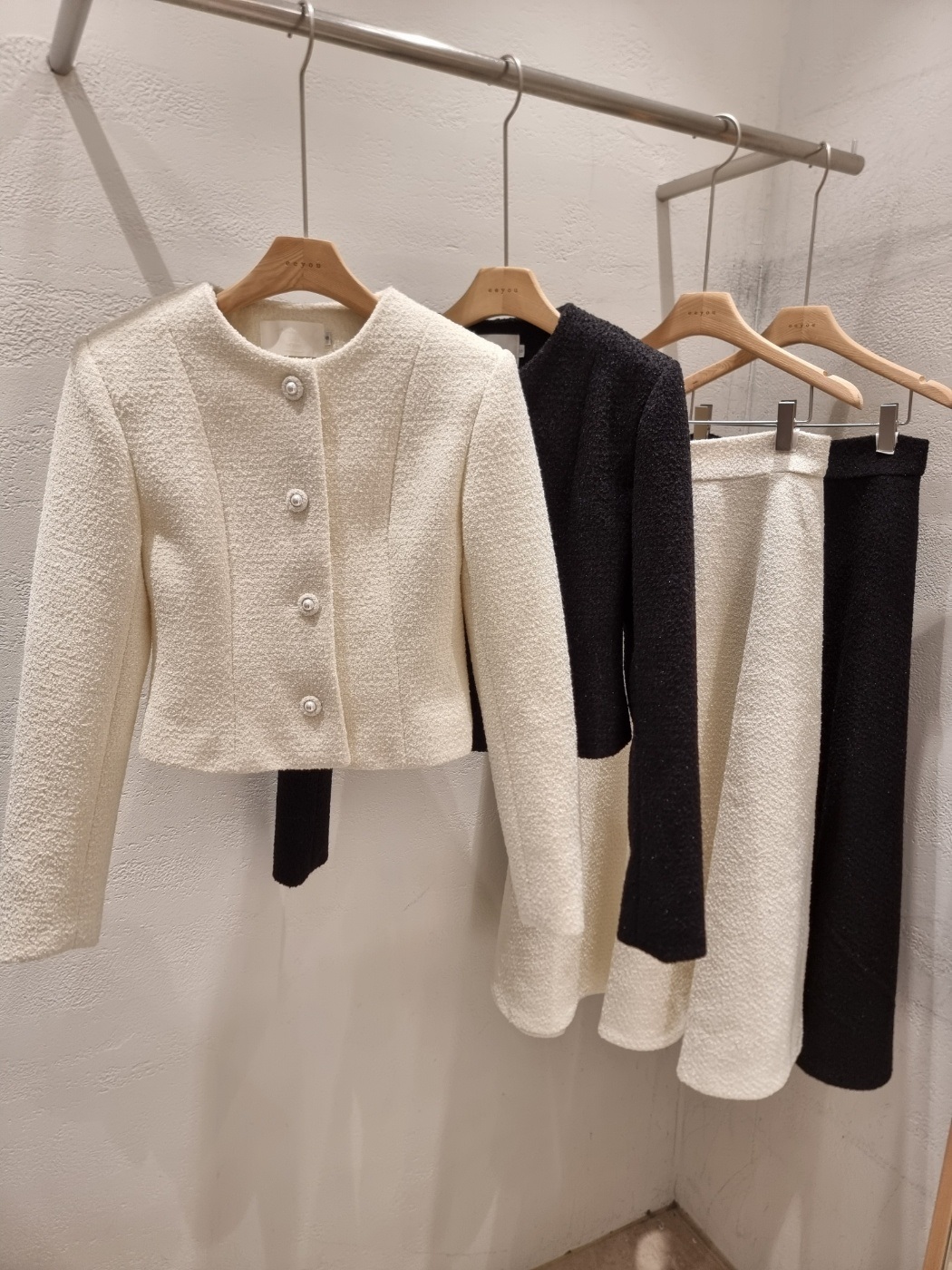 ツイードラウンドネックノーカラーパール調ボタン肩パッドフレアセットアップ | 詳細画像21