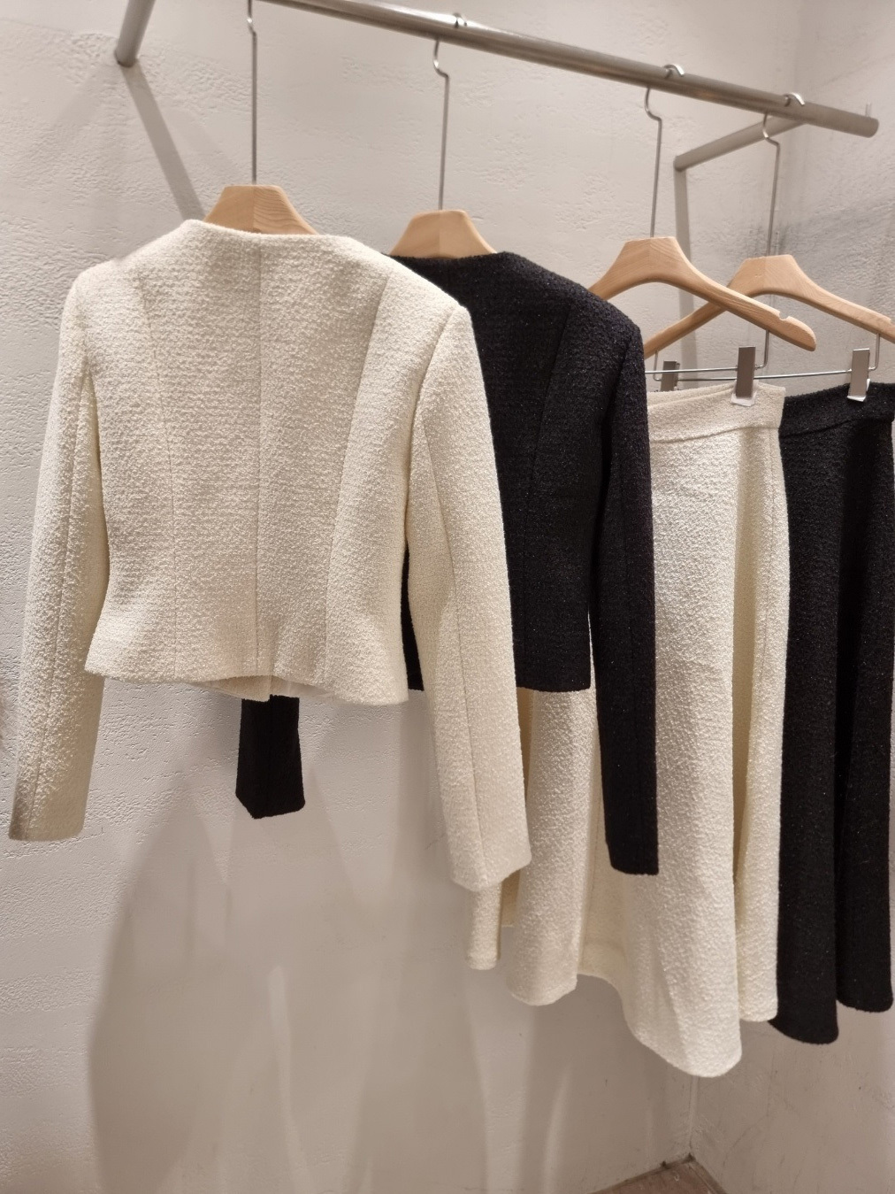 ツイードラウンドネックノーカラーパール調ボタン肩パッドフレアセットアップ | 詳細画像23