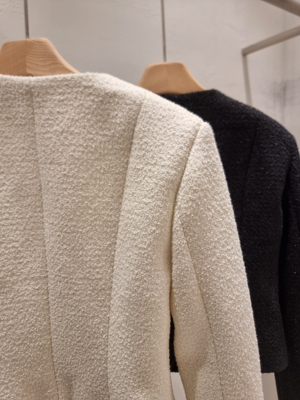 ツイードラウンドネックノーカラーパール調ボタン肩パッドフレアセットアップ | 詳細画像24