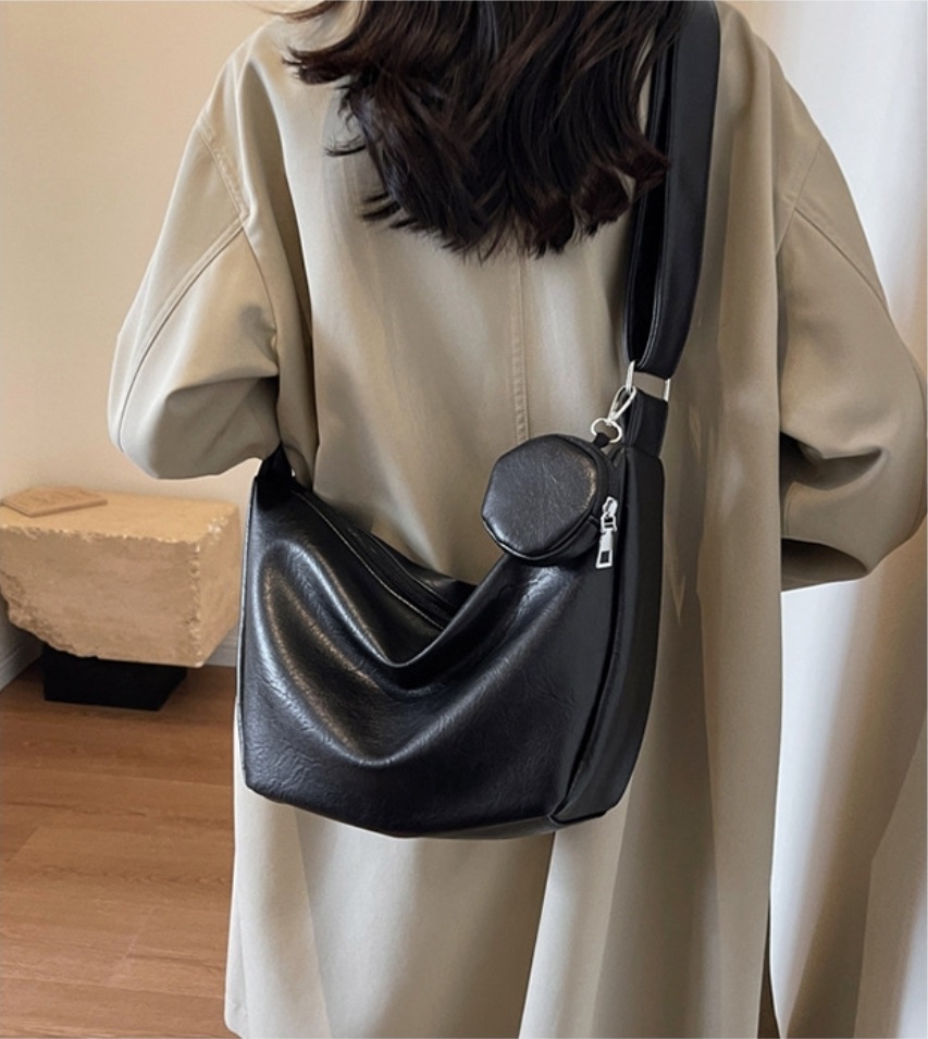 レザー調ショルダーバッグポーチ付 | レディースファッション通販 - DHOLIC