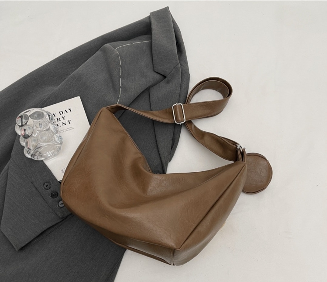 レザー調ショルダーバッグポーチ付 | 詳細画像2