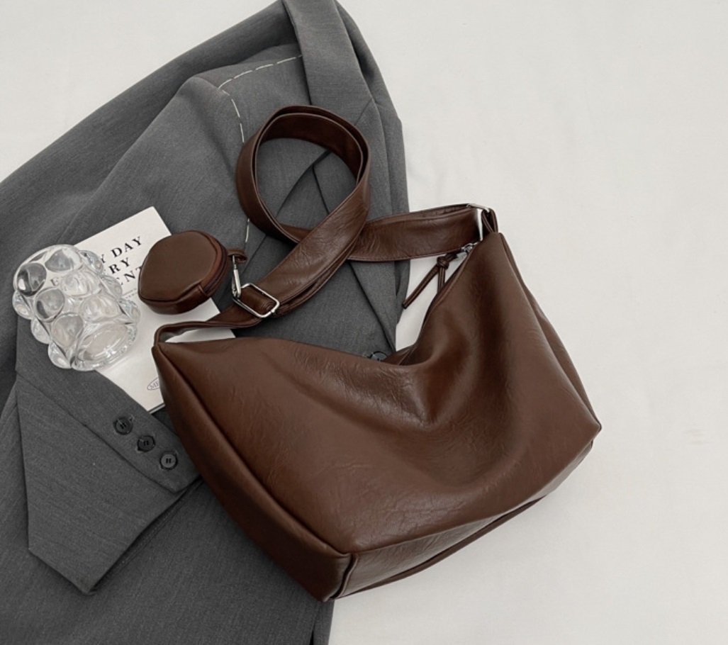 レザー調ショルダーバッグポーチ付 | 詳細画像3