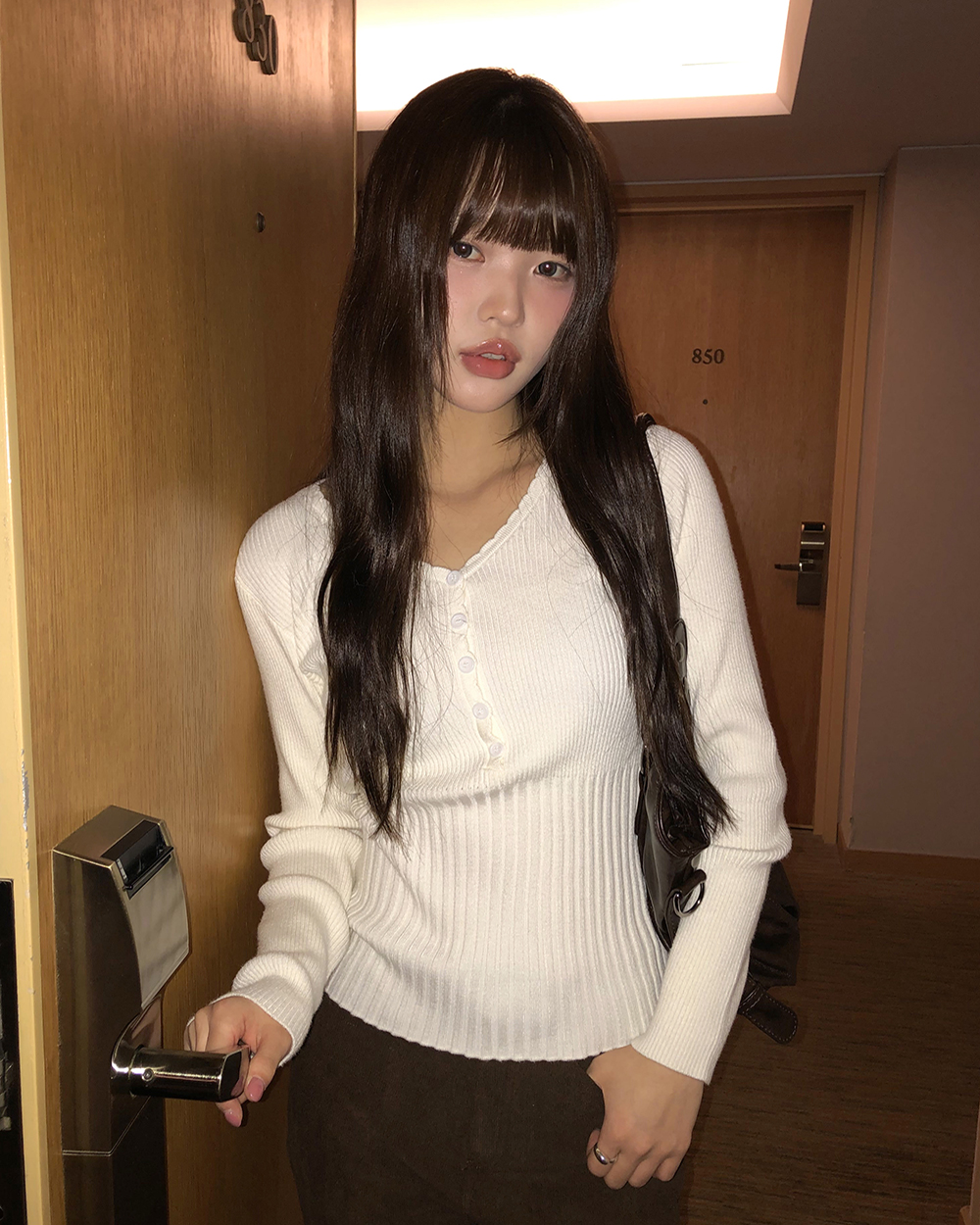 LIAです。 リブボタンVネックスリムレースニット | レディースファッション通販