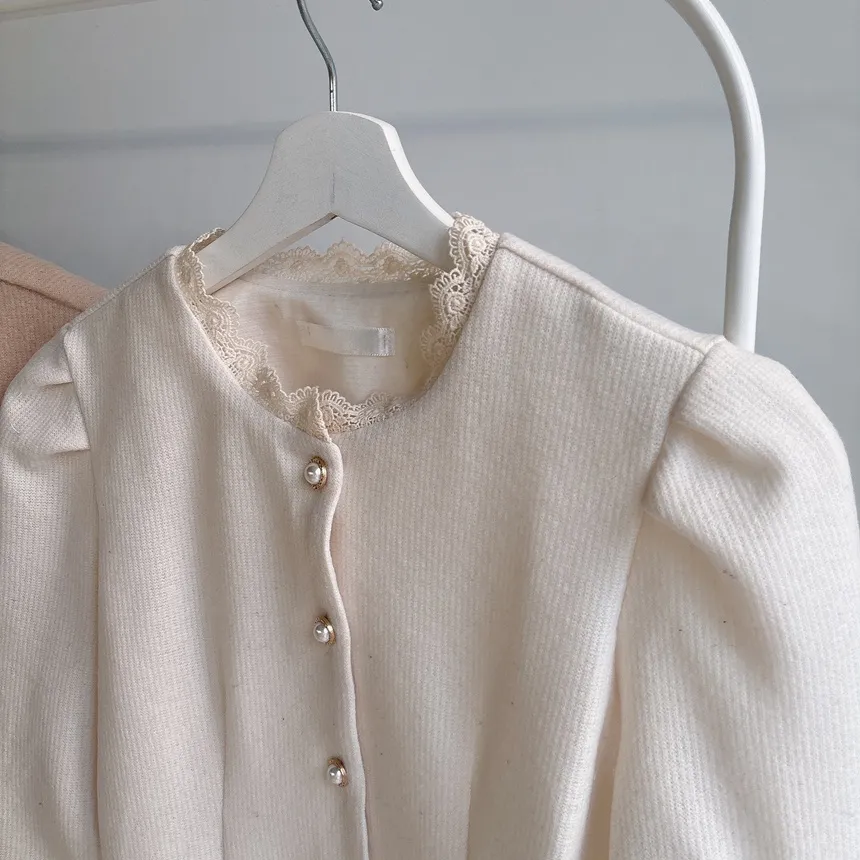 ニットレースアップパール調ボタンパフスリーブペプラムブラウス | mirangmirang | 詳細画像21