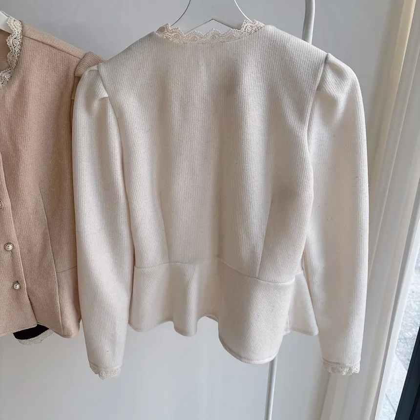 ニットレースアップパール調ボタンパフスリーブペプラムブラウス | mirangmirang | 詳細画像22