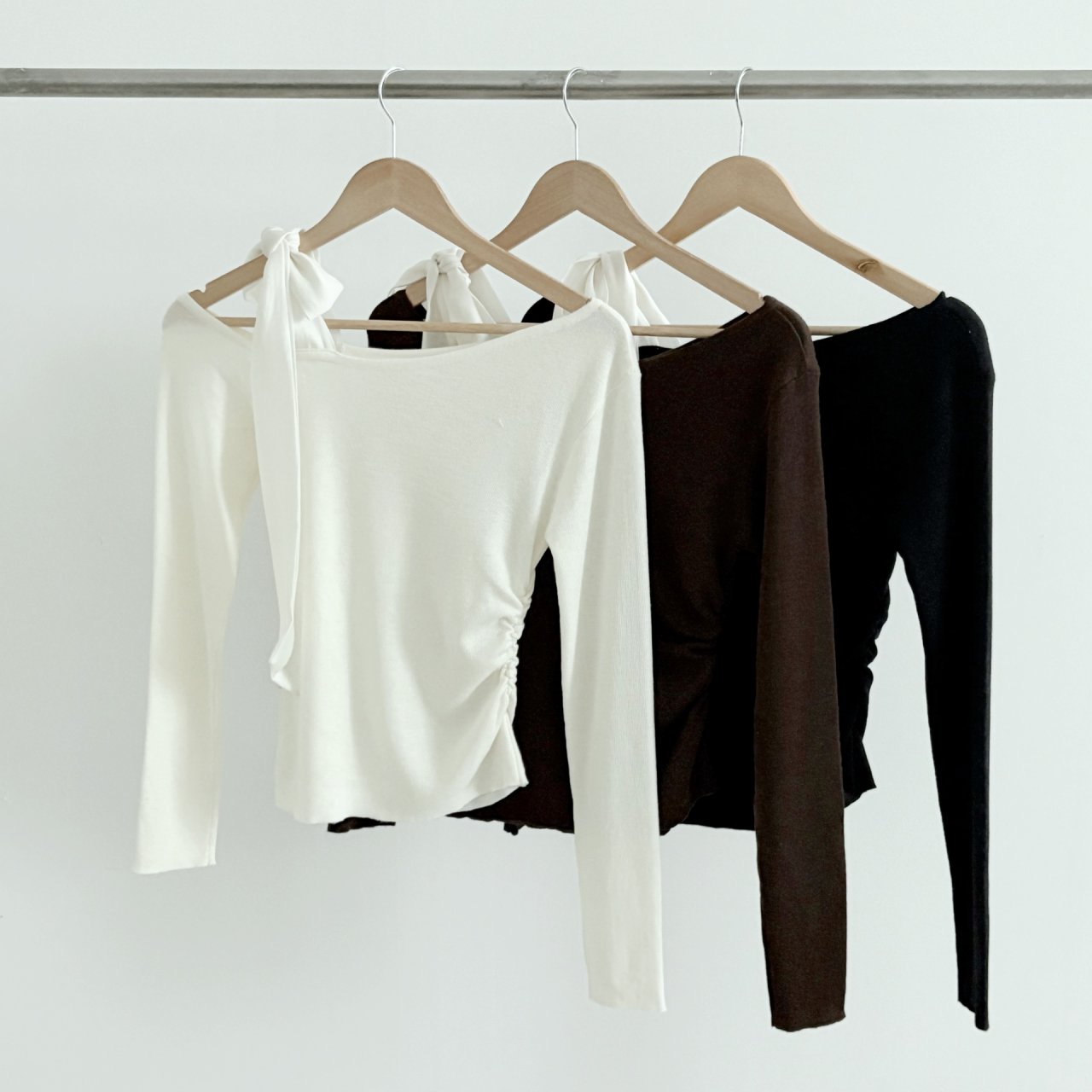 リボンオフショルダーシャーリングアンバランスニット | 詳細画像17