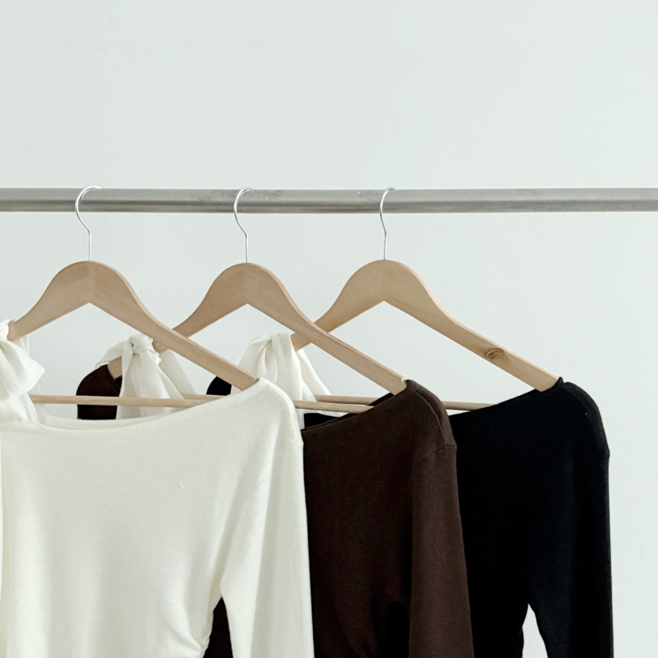 リボンオフショルダーシャーリングアンバランスニット | 詳細画像19