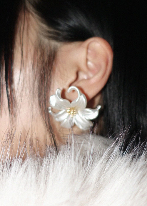 冬のホワイトカラーのピアス 花柄ピアス | レディースファッション通販 - DHOLIC