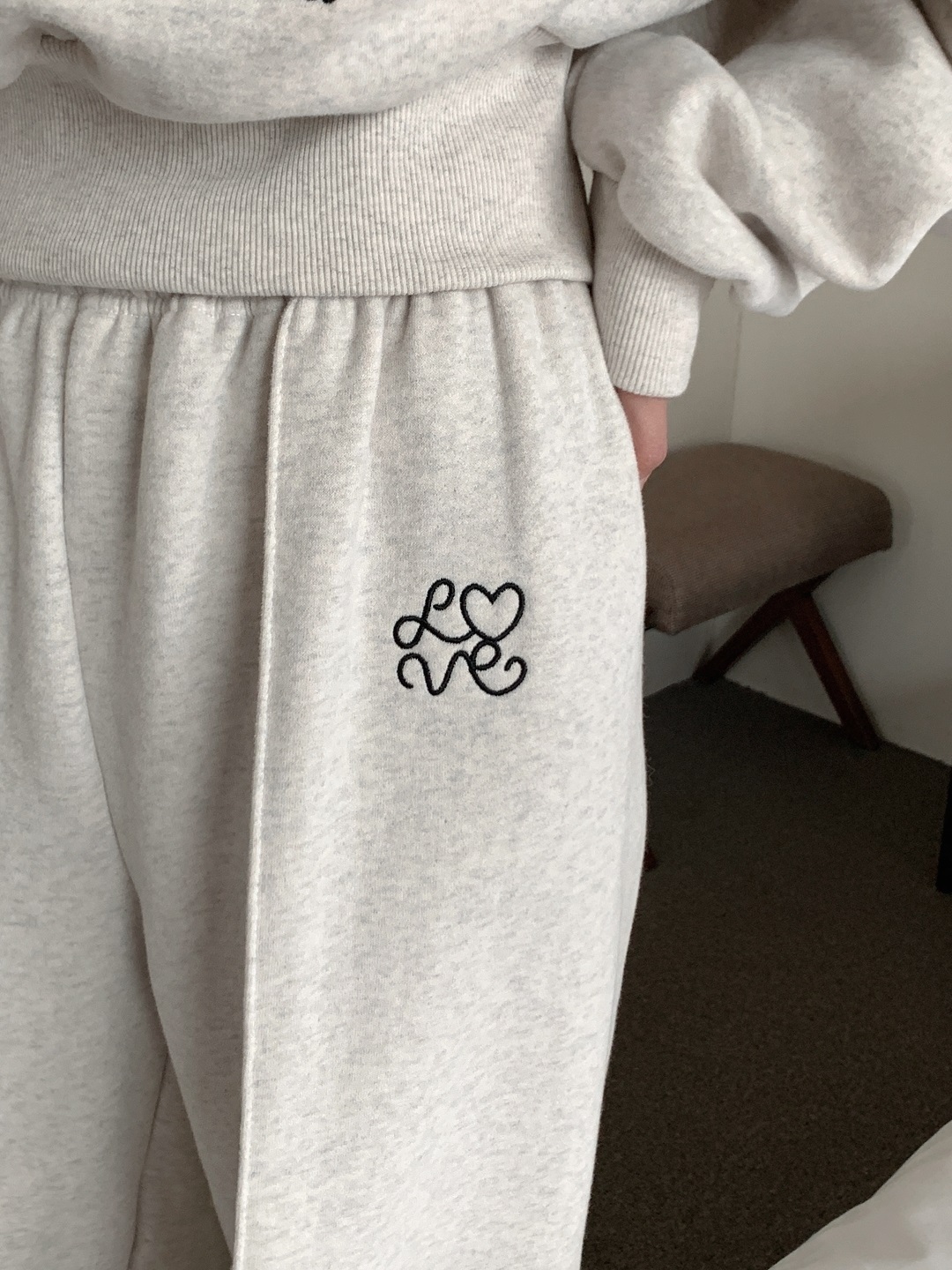 裏起毛ラウンドネックウエストゴムレタリング刺繍セットアップ | 詳細画像16