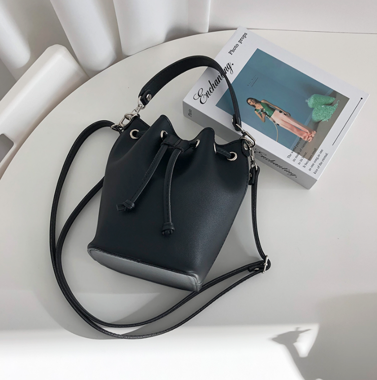 レザー調ショルダーバッグストラップ付 | 詳細画像10