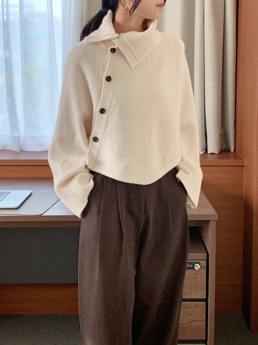 ウール混タートルネックドルマンダイアゴナルボタンカーディガン | 詳細画像3