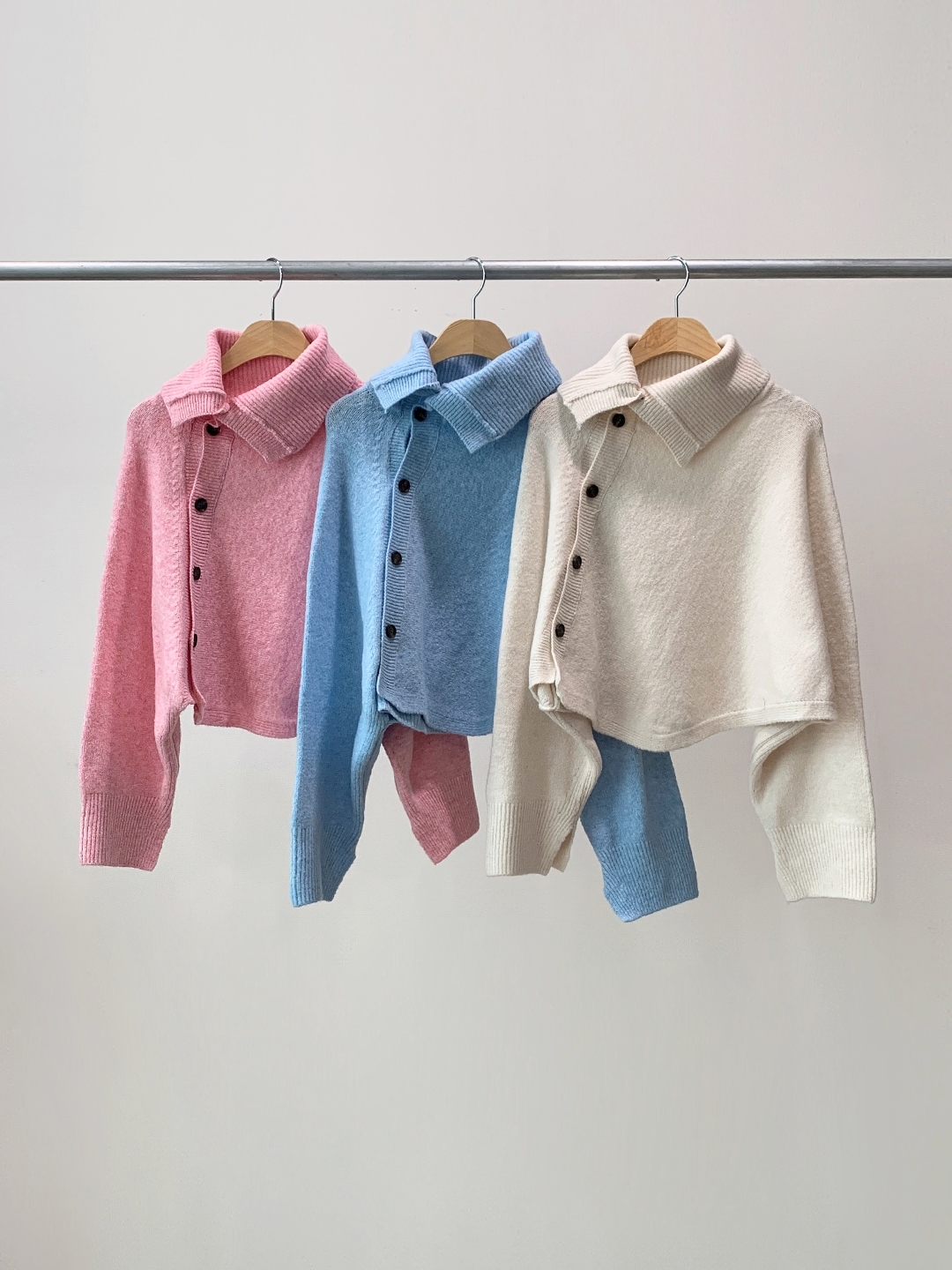 ウール混タートルネックドルマンダイアゴナルボタンカーディガン | 詳細画像11