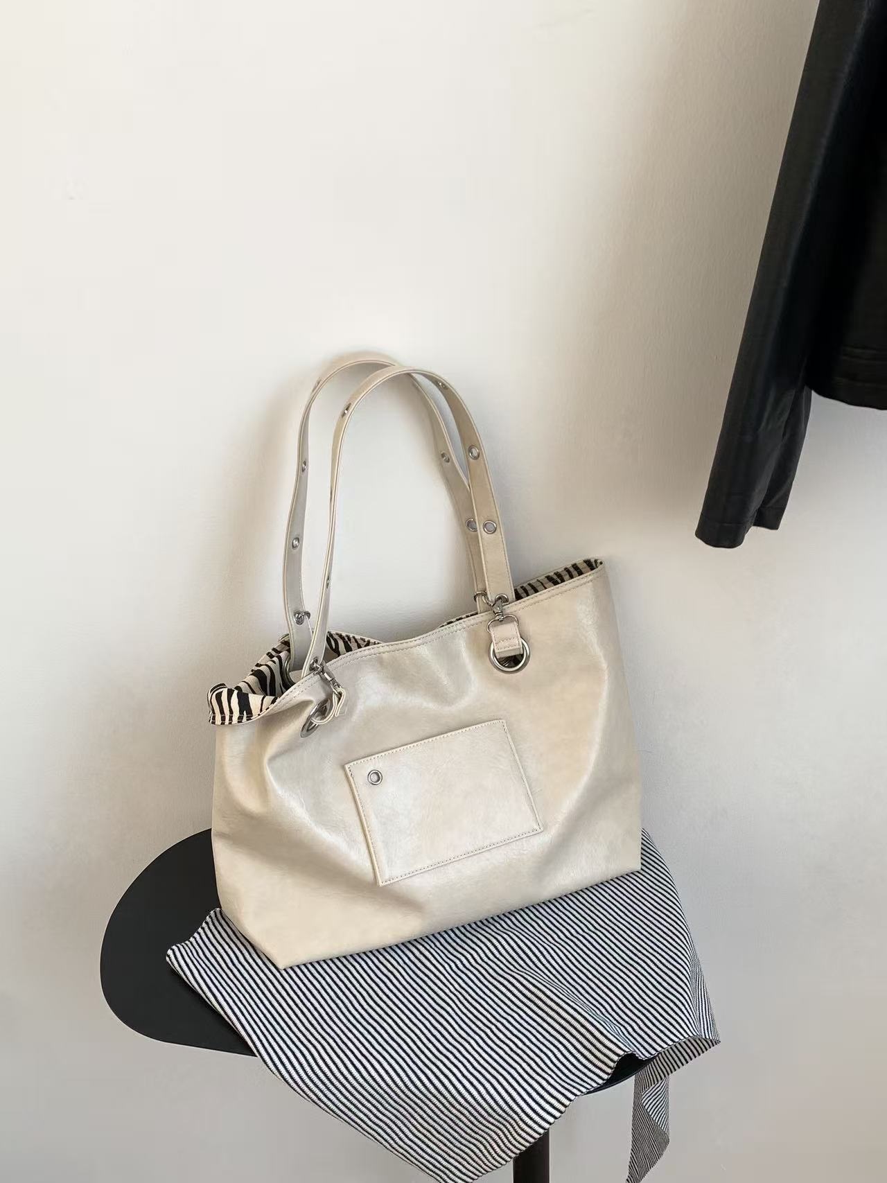 レザー調リバーシブルトートバッグ2WAY | 詳細画像14