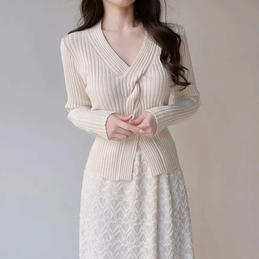 リブツイストVネックスリムスリットニット | mirangmirang | 詳細画像3