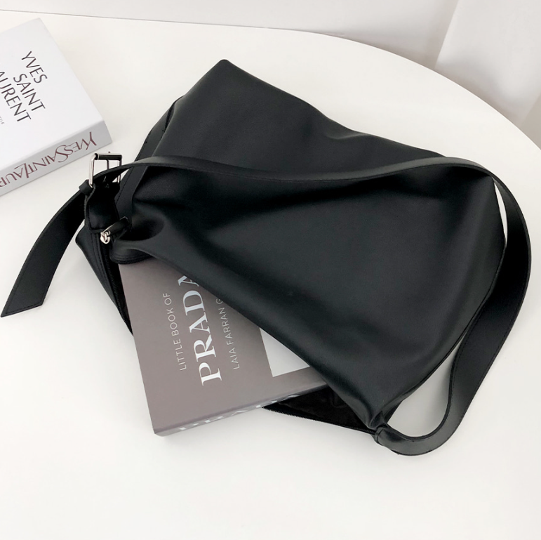 レザー調ベーシックビッグ無地ショルダーバッグ | 詳細画像16