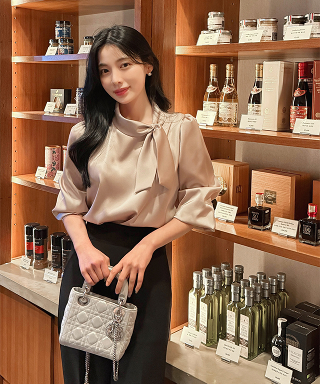 昭和レトロ アイボリー光沢生地 レース刺繍ボウタイ付き タックブラウス 長袖 CRAFT STANDARD BOUTIQUE（クラフトスタンダードブティック） ブラウス